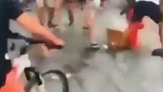 Lyon : Les images violentes de trois policiers agressés et lynchés à coups de barre de fer par une foule à la Guillotière - Deux agents blessés