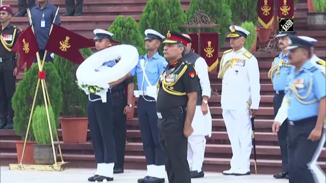 Kargil Vijay Diwas: Rajnath Singh pays tribute to war heroes at National War Memorial