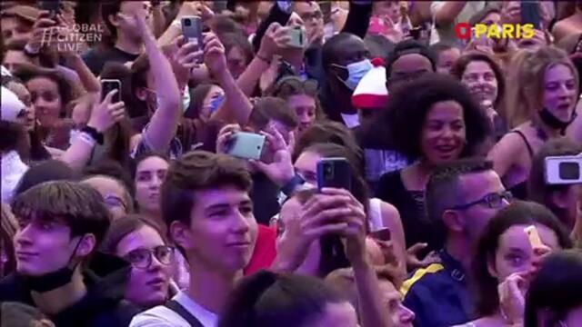 Elton John chante "Tiny Dancer" en live à Paris