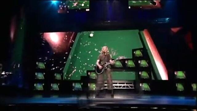 Madonna chante "Material Girl" en live