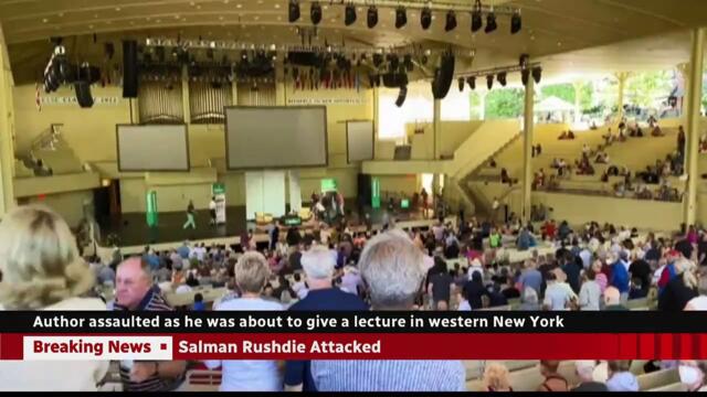Les images de l'attaque de  Salman Rushdie attaqué sur scène à New York