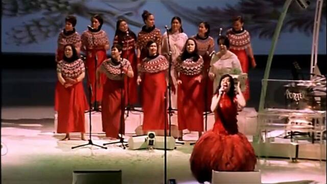 Björk chante "Human Behaviour"