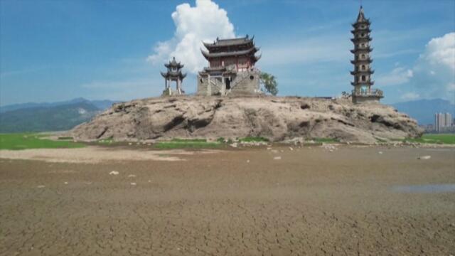 Сушата промени в климата и Земята!  Исторически храм изплува необичайно рано от най-голямото езеро в Китай