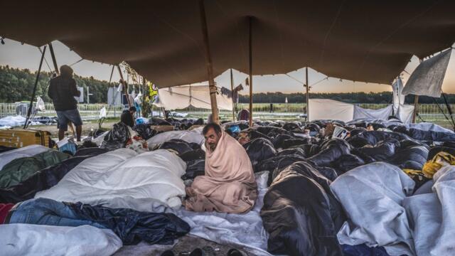 Бежанска криза в Нидерландия, стотици бежанци са принудени да спят на открито