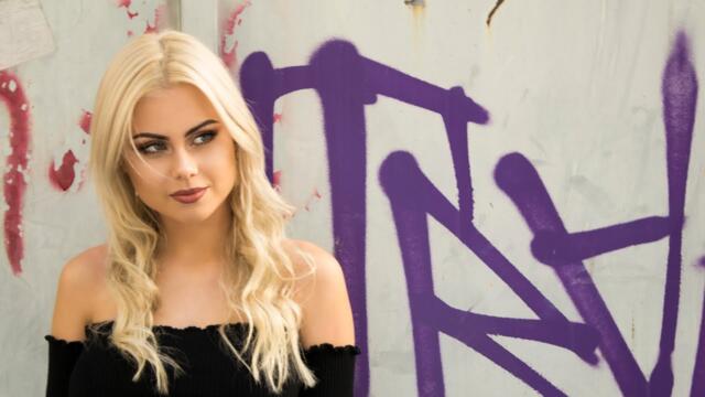 Sara Lamprečnik - 2018 - Ti in vesolje (Official Video)