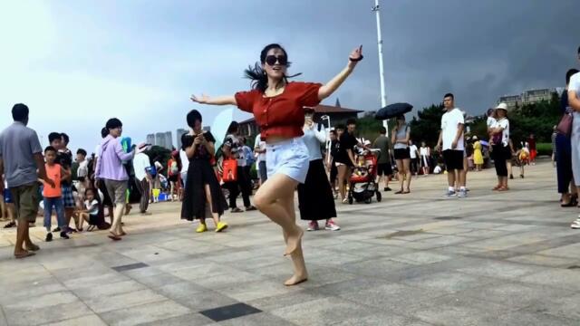 ♫ ♪ 🎶 ТАНЦУЕТ 💃 КРАСОТКА 🔝💘💃Цин🔔Цин  ❉ Суунун Боюнда 2 ❉Поёт киргизский мальчик Элнар Дайыр 💃 ♫ 🔔 🔔🔔