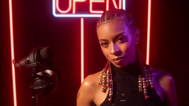 Ravyn Lenae “Venom” (Live Performance) | Open Mic