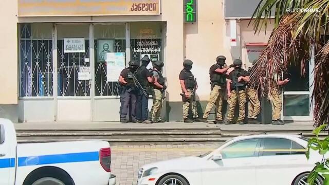 Gunman holds 12 people hostage at bank in Georgia