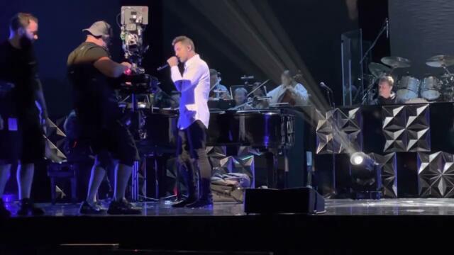 David Bisbal, cantando en el ensayo La Musa Awards se nos rompió el amor.  Homenaje M.Alejandro