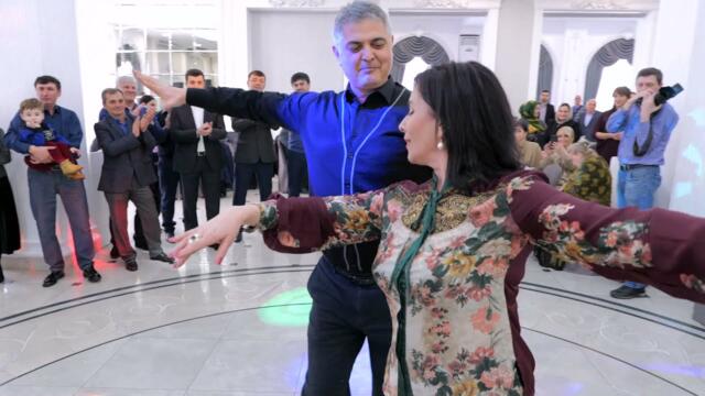 Ветераны государственного академического заслуженного ансабля ЛЕЗГИНКА, красиво и грациозно танцуют