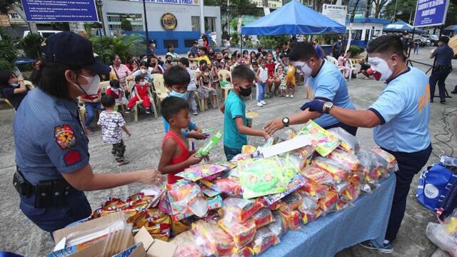 MPD holds gift giving, feeding program for children