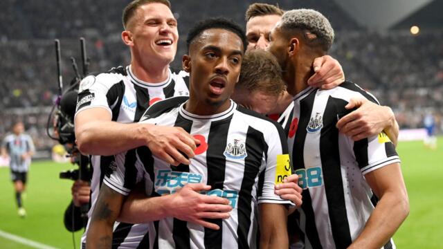 Liam Kennedy and Jordan Cronin react to Newcastle United's win over Chelsea