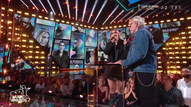 Louane reprend "Mistral Gagnant" devant Renaud aux NRJ Music Awards