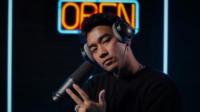 8rae “Lost Cause” (Live Performance) | Open Mic