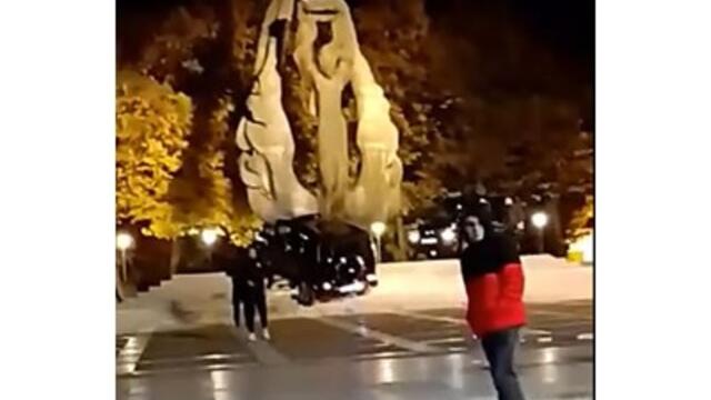 Вандали в центъра на Пловдив! Джипове се качваха по стъпалата на Паметника на Съединението в Пловдив