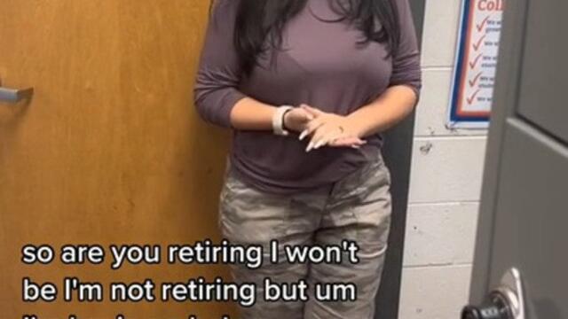 Teacher Announces Pregnancy in Class