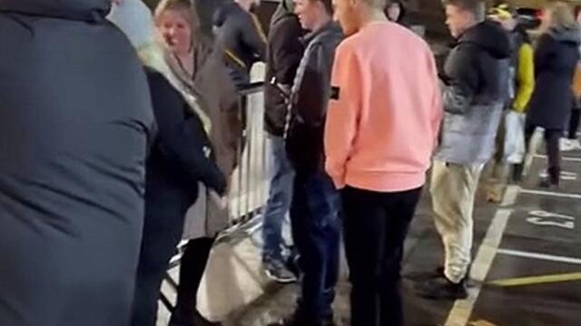 Mateusz Klich signs final autographs for lucky Leeds United fans