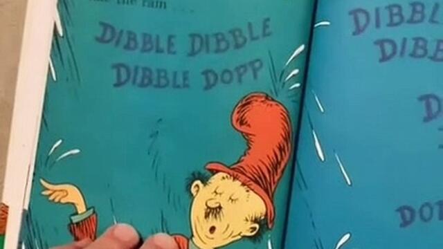 Rapper en lisant un livre pour enfant