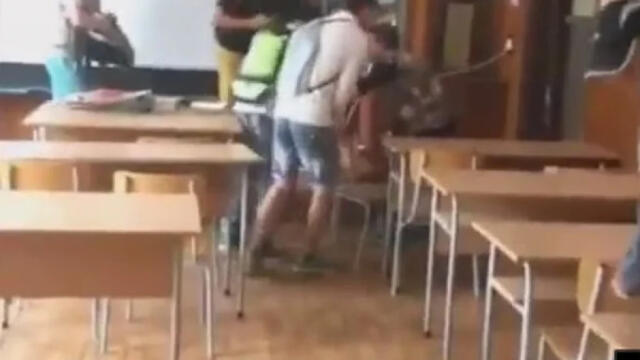 Учителки бият директорка пред учениците в столичния "Красно село"
