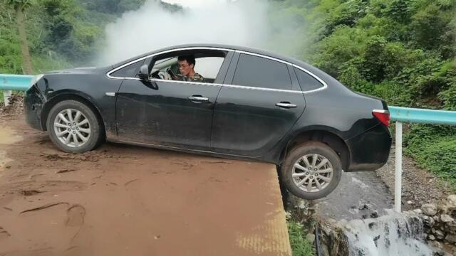 Driving master shows how to escape from a collapsed road.