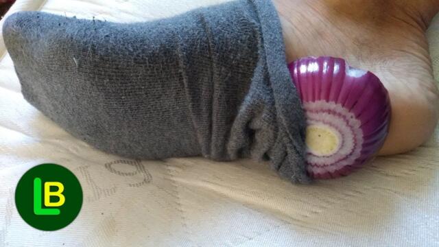 Evo šta se dešava kad prespavate sa lukom u čarapama