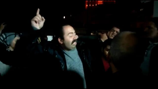 Konteynerden çıkarılmak istenen depremzedelere destek veren CHP’li başkan saldırıya uğradı