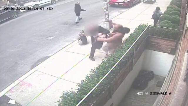 Video shows good Samaritan helping NYPD take down armed suspect fleeing police in Manhattan