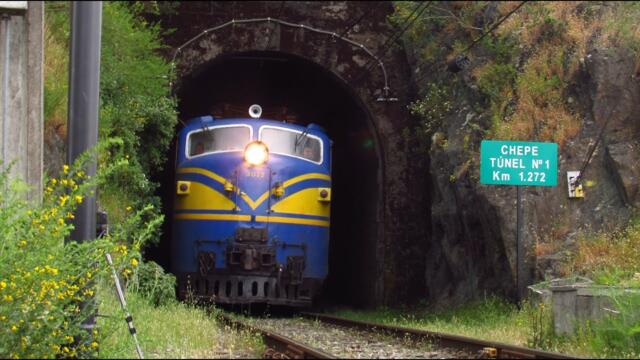 Locomotoras E 3017 y D 16012 cruzando Túnel Chepe y Río Biobio