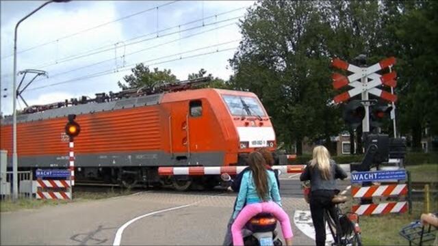 Spoorwegovergang Venlo // Dutch railroad crossing