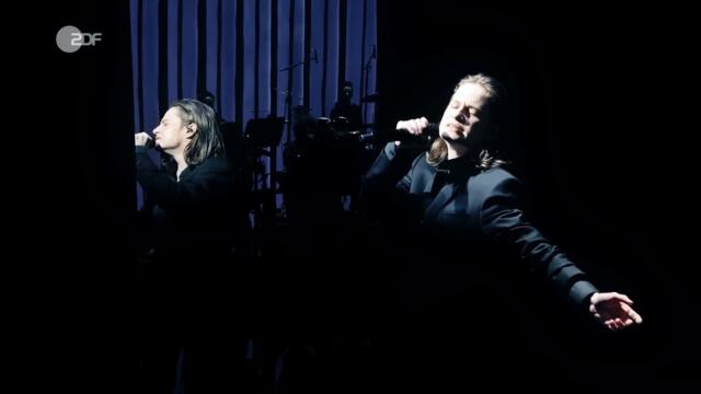 Christine and the Queens chante "To be honest" en live
