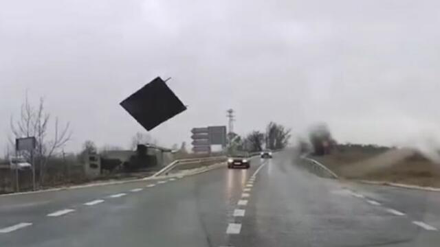 Ураганът днес - Свиреп и внезапен изтръгна билборд до Пловдив, стовари се между 2 движещи се коли!