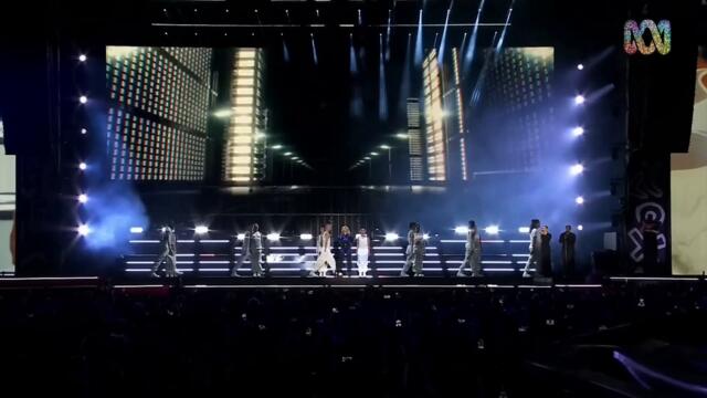 Kylie Minogue chante "Can't Get You Out of My Head" en live