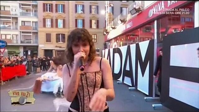 Madame canta Il bene e il male con balletto lesbo