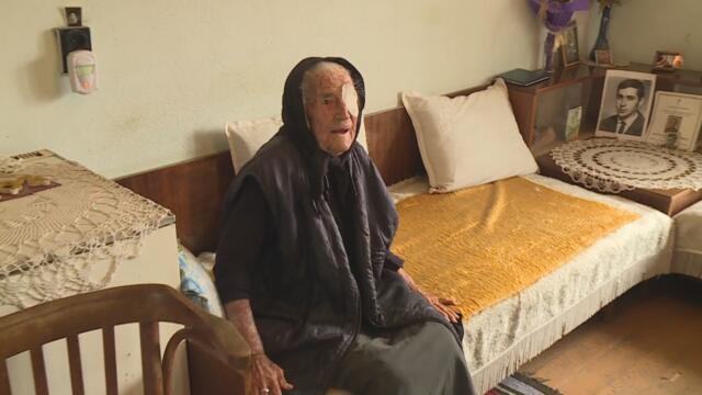 Видеото което ме разплака! - Внучка преби 103-годишната си баба за 150 лв.