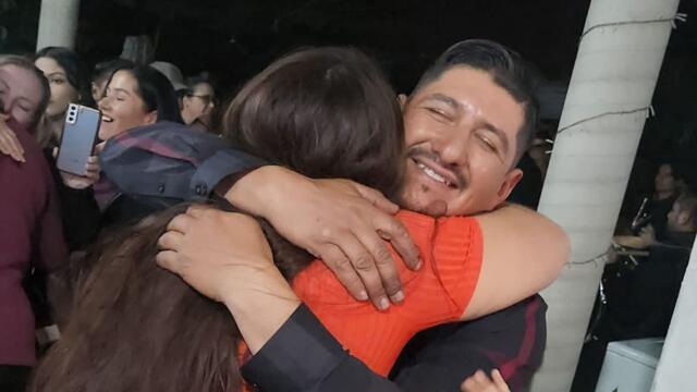 Son Reunites With Mom And Sisters After 20 Years | Happily TV