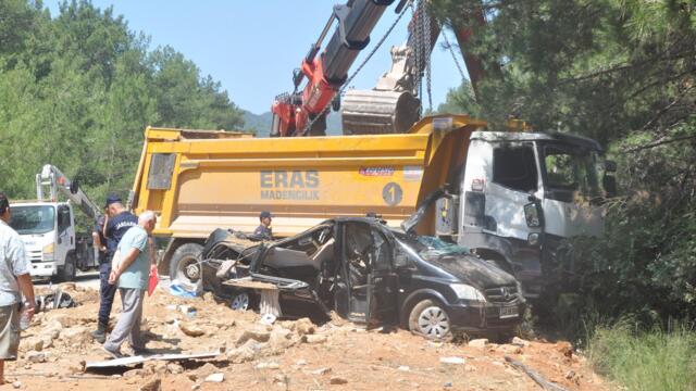 Hafriyat kamyonu minibüsün üzerine devrildi, iş insanı öldü 2 kişi yaralandı