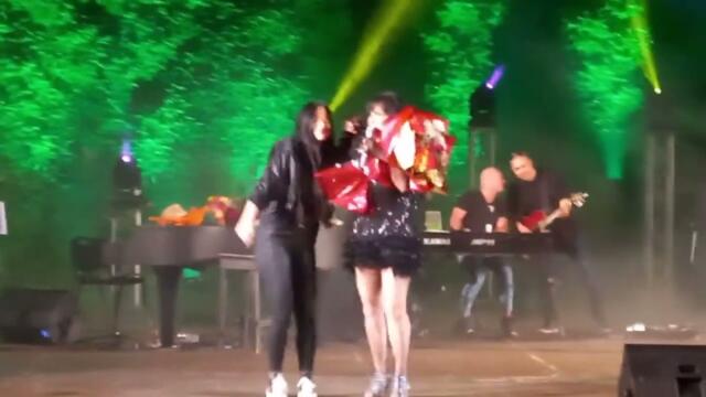 Кичка Бодурова  - "Пея за всички приятели"