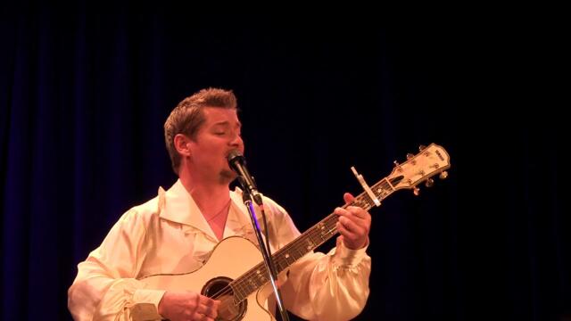 Владислав Туманов   -  " День и ночь роняет сердце ласку"