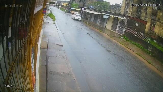 Câmera de segurança registra momento do desabamento no prédio do Janga