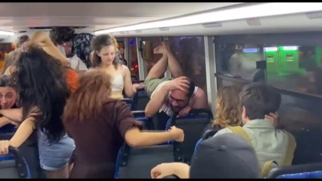 İETT otobüsünde yol boyunca dans ettiler