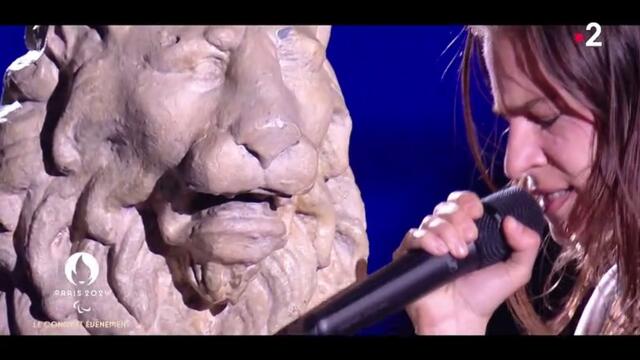 Christine and The Queens se dénude sur France 2 lors du concert Paris 2024 (VIDEO)