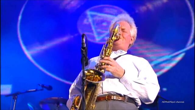 Pink Floyd chante "Money" en live