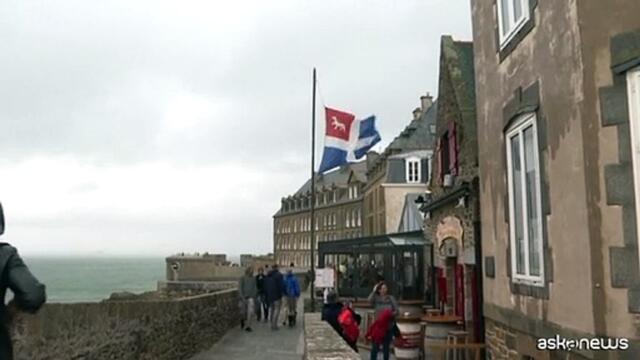 La tempesta Patricia spazza la Francia, onde alte a Saint-Malo