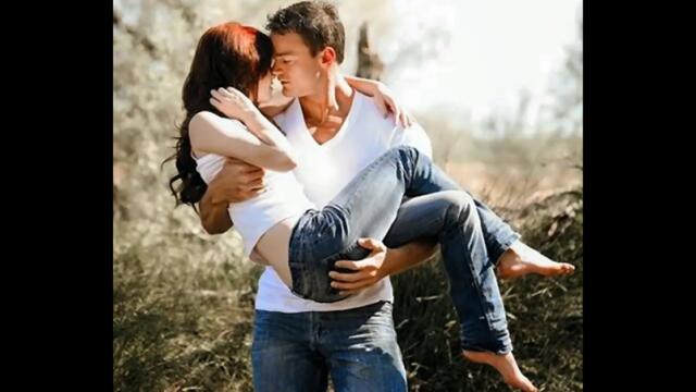 Спускается над озером закат