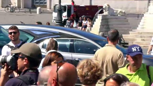 Funerali Michela Murgia, l'arrivo del feretro