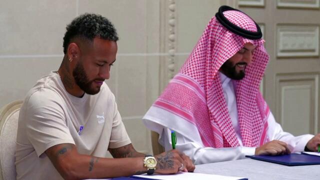 Neymar pose avec son nouveau maillot