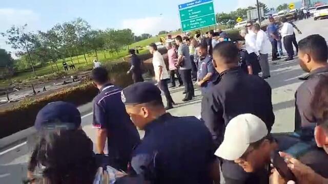 Al-Sultan Abdullah mencemar duli lawat lokasi pesawat terhempas