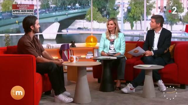 La mère de l’humoriste Panayotis Pascot pose une question à son fils dans « Télématin » sur France 2 et dévoile un détail sur l’enfance du jeune homme