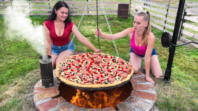 Вкусна домашна пица с наденица и пушено месо в руска ферма