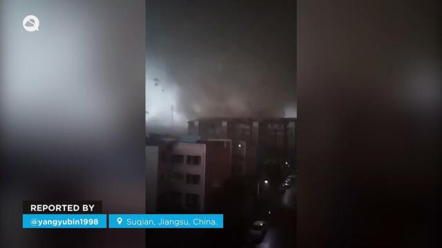 Shocking tornado causes chaos in the city of Suqian, China